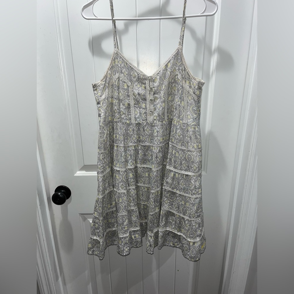 Flowy, floral dress. Adjustable straps.